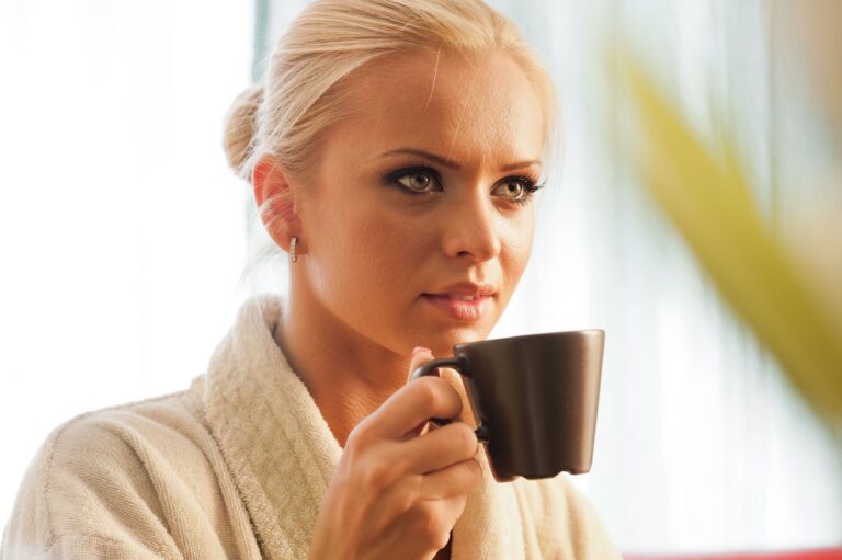 Ženska pije čaj