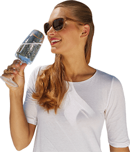 Frau trinkt Mineralwasser mit dem höchsten Magnesiumgehalt der Welt